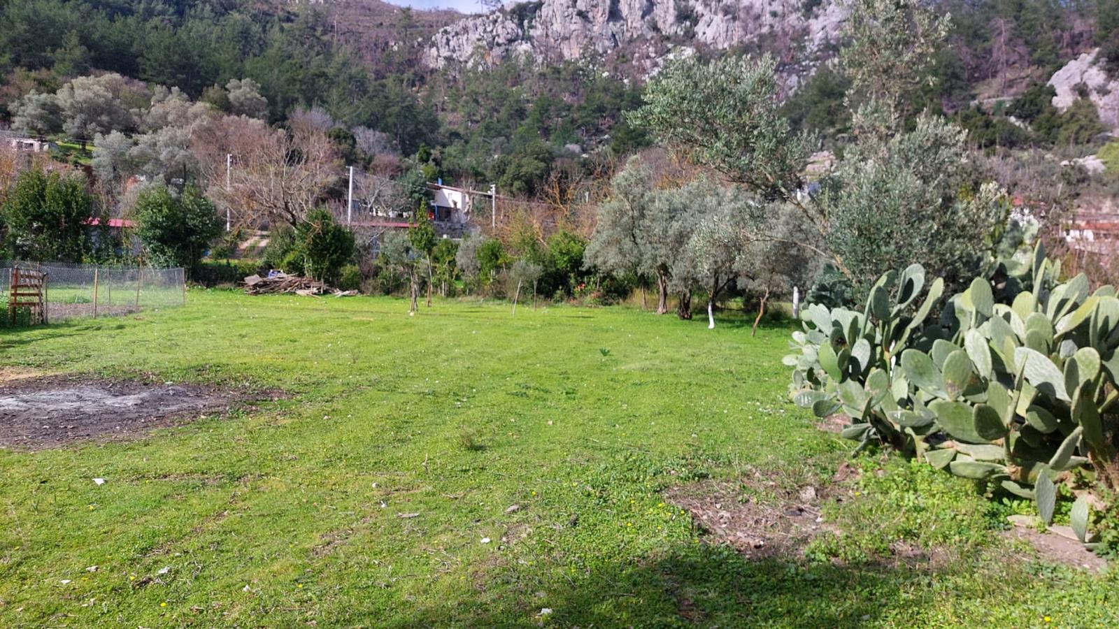 SATILIK 1.847 M2 ARSA VE İÇİNDE BİNA